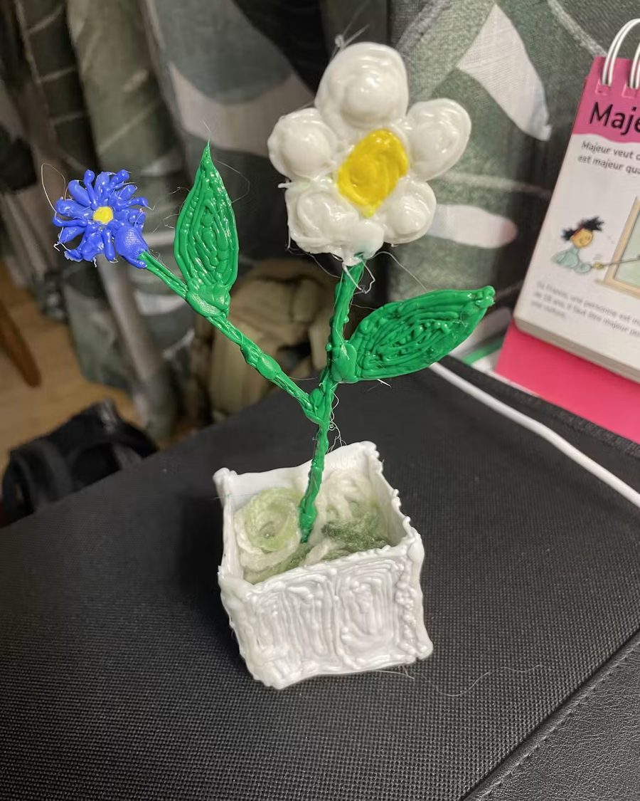 Blumen in einem weißen Topf, mit einem 3D-Stift gestaltet