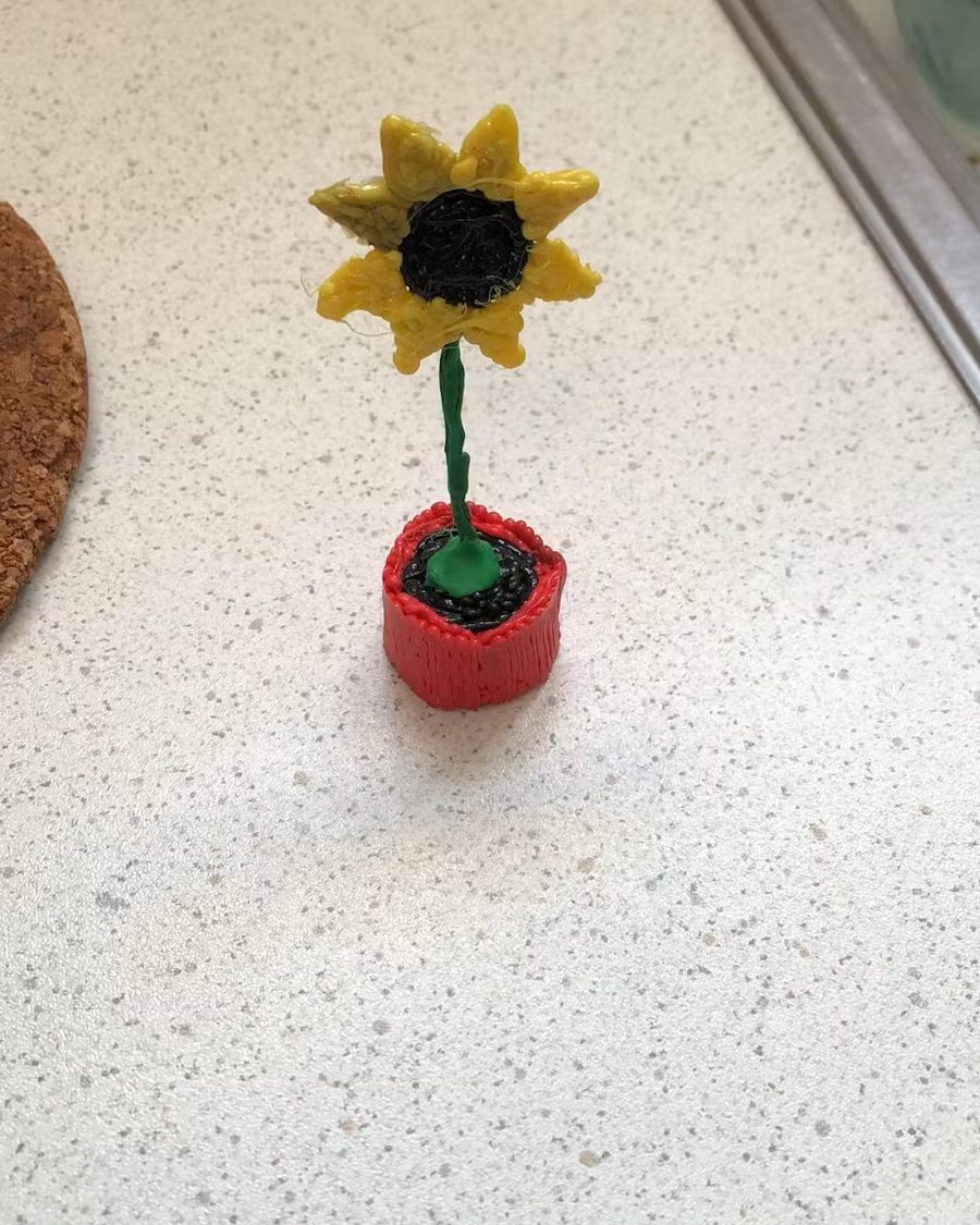 Eine kleine Sonnenblume in einem Mini-Topf, mit einem 3D-Stift gemacht