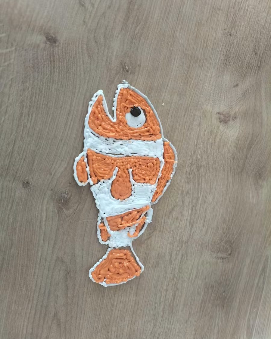 Ein orange-weißer Clownfisch, flach mit einem 3D-Stift gezeichnet