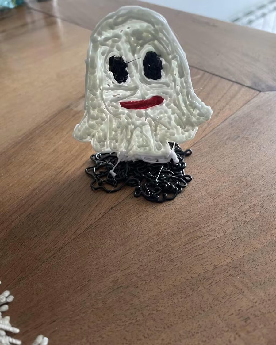 Eine kleine weiße Gespenst-Figur, mit einem 3D-Stift gemacht