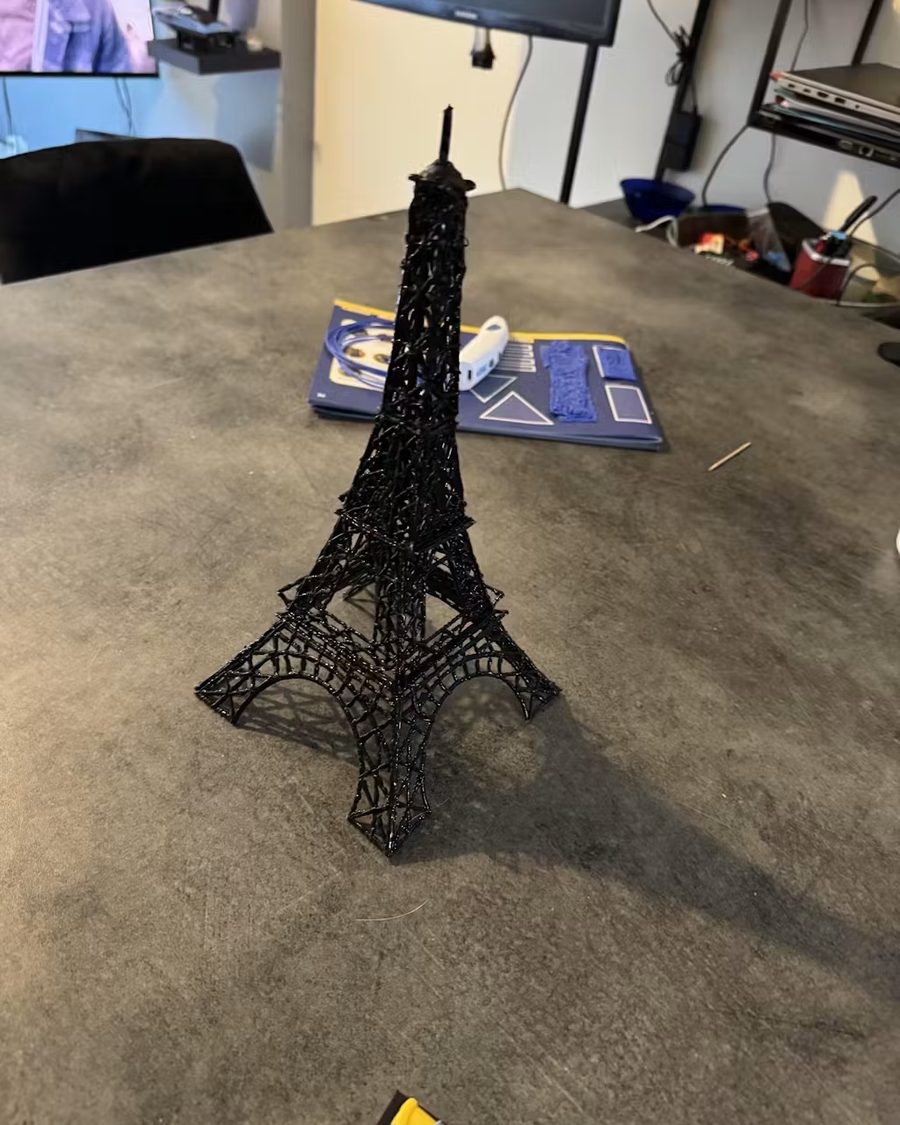 Ein großer schwarzer Turm, ein ehrgeiziges Projekt mit dem 3D-Stift