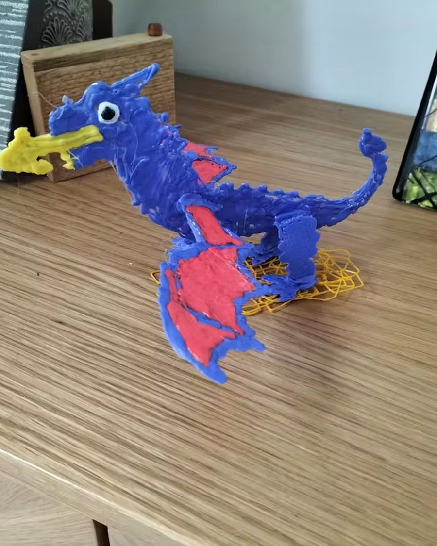 Ein blau-roter Drache aus PCL, mit einem 3D-Stift gemacht