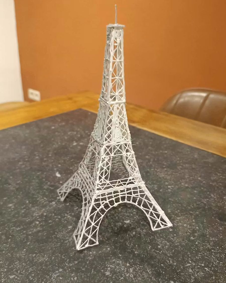 Ein weißer Eiffelturm, mit einem 3D-Stift gebaut